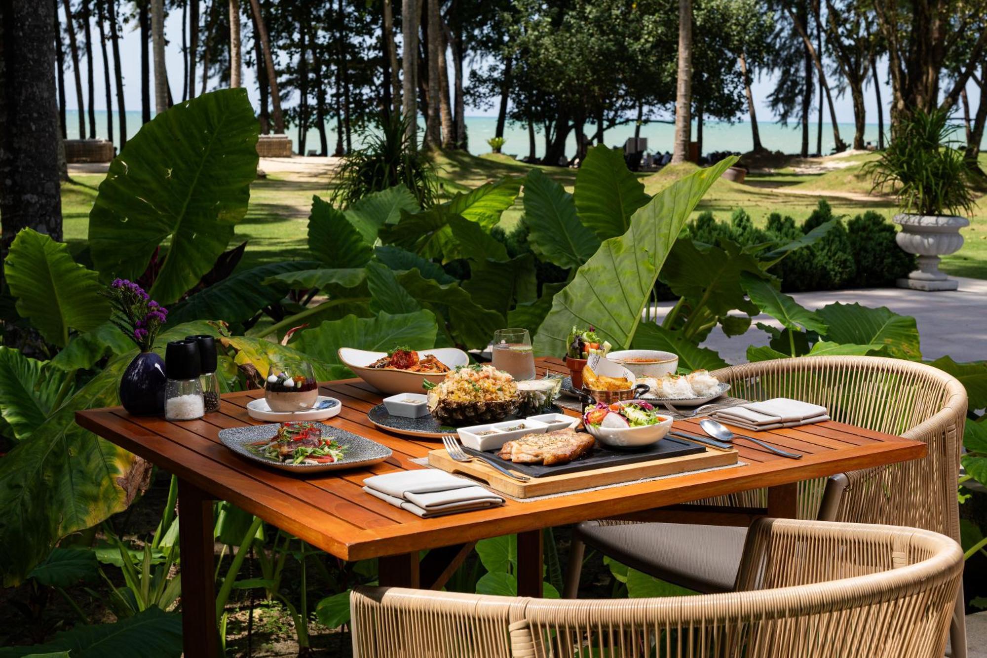 Avani Plus Khao Lak Resort Exterior foto
